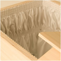 植物由来で生分解が可能な素材アセテート［LYNDA］を採用